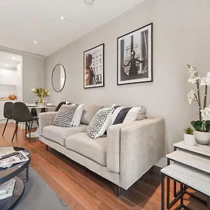 Luxury 1 Bed Flat, Minutes From Canary Wharf And South Quay Station Apartment London